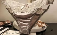 坐在有木棒的马鞍上难受